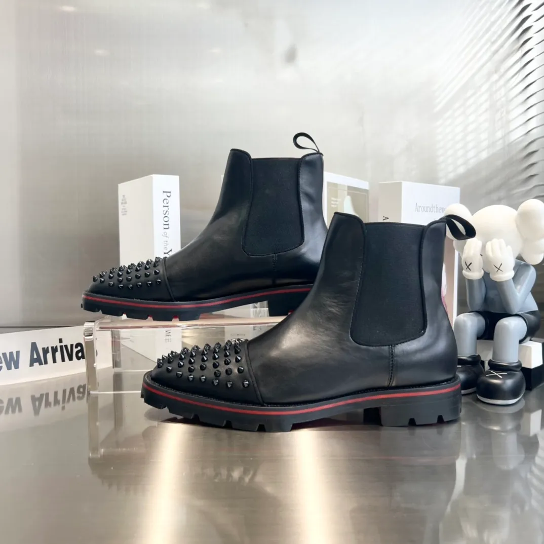 👟👟Ex-factory price 880👟👟 ╔Black cowhide boots with tire soles and front toe nails╗ ·Top version customization·²⁰²²𝐬𝐬 𝑪𝒉𝒓𝒊𝒔𝒕𝒊𝒂𝒏 𝑳𝒐𝒖𝒃𝒐𝒖𝒕𝒊𝒏 ▪️No matter the last shape, fabric, diamonds, nails, lining, outsole, they are as close as possible to ZP... ▪️The original sole is specially provided by the original factory ▪️The lining is imported water-dyed cowhide ▪️Private customization time is about 3-7 days —————— Size: Men's 38M-47M